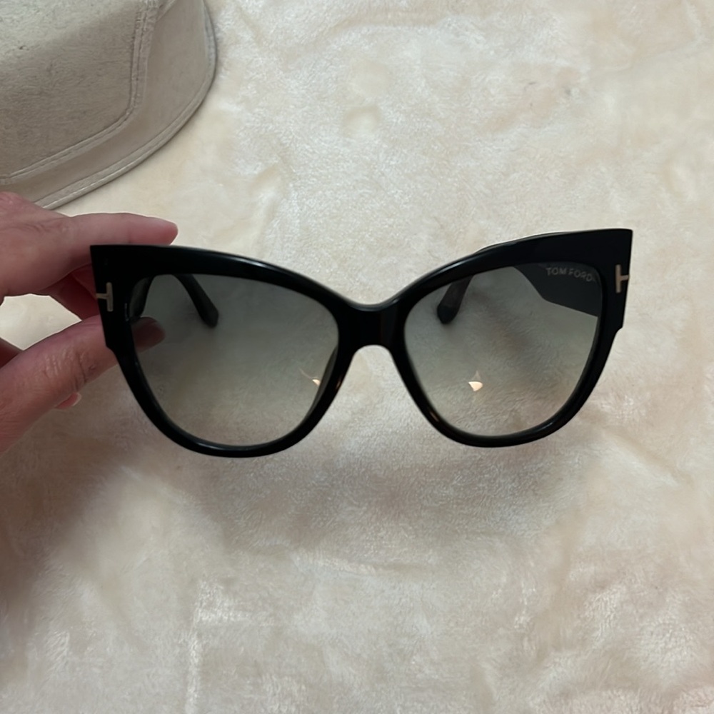 Tom Ford Elegant Black Sunglasses - Picture 5 of 5
